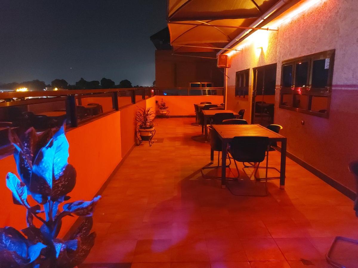 Royal Blue Guest House & Bar Lomé Exterior photo
